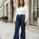 Spodnie jeansowe XXL damskie dzwony, widok z przodu, prezentujące szerokie nogawki i wysoki stan.