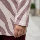 Tunika damska sweterkowa plus size, zbliżenie na rękaw z mankietem, ukazujące fakturę materiału.