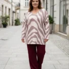Tunika damska sweterkowa plus size, widok z przodu, prezentująca wzór zebry i dekolt w serek.