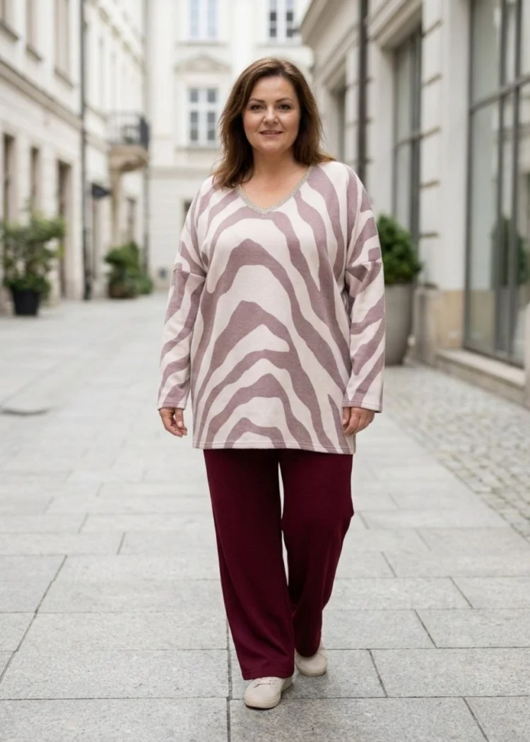 Tunika damska sweterkowa plus size, widok z przodu, prezentująca wzór zebry i dekolt w serek.
