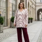 Tunika damska sweterkowa plus size, ujęcie z przodu, ukazujące swobodny fason i długość.