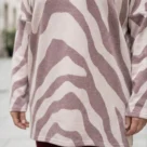 Tunika damska sweterkowa plus size, detal wzoru w paski na korpusie i prosty dół.