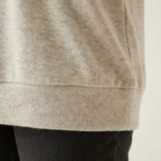Sweter damski Ciepły beżowy sweter plus size, zbliżenie na szeroki ściągacz u dołu swetra.