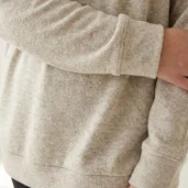 Sweter damski Ciepły beżowy sweter plus size, detal rękawa ze ściągaczem i dolnego wykończenia.