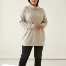 Sweter damski Ciepły beżowy sweter plus size z miękkim golfem, widok z przodu, luźny fason.