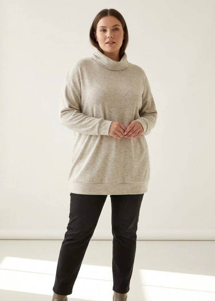 Sweter damski Ciepły beżowy sweter plus size z miękkim golfem, widok z przodu, luźny fason.