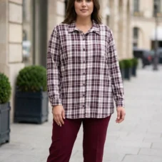 Koszula damska plus size w kratę: widok z przodu, prezentujący całość fasonu i wzoru.