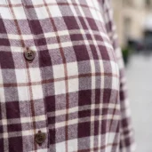 Koszula damska plus size w kratę: zbliżenie na guziki i detal wzoru materiału.