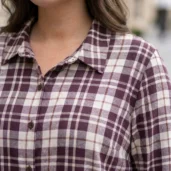 Koszula damska plus size w kratę: detal kołnierzyka i dekoltu, z widocznym zapięciem.