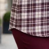 Koszula damska plus size w kratę: ujęcie boku i zaokrąglonego dołu koszuli.