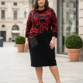 Czarno-czerwona codzienna sukienka w dużych rozmiarach, ujęcie z przodu, prezentujące całość wzoru i fasonu.