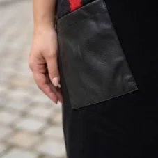 Czarno-czerwona codzienna sukienka w dużych rozmiarach, detal czarnej naszywanej kieszeni na dole.