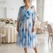 Szyfonowa sukienka plus size wizytowa w błękitne kwiaty, widok z przodu, pełna sylwetka.