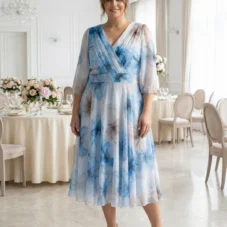 Szyfonowa sukienka plus size wizytowa w błękitne kwiaty, widok z przodu, pełna sylwetka.