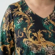 Elegancka wzorzysta tunika z barokowym motywem: zbliżenie na dekolt V i wzór materiału w odcieniach zieleni i