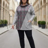 Sweter damski Bluzka sweterkowa z kominem w pepitkę, widok z przodu, prezentujący asymetryczny wzór.