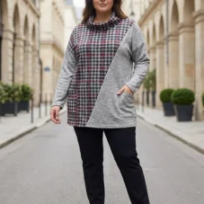 Sweter damski Bluzka sweterkowa z kominem w pepitkę, widok z przodu, prezentujący asymetryczny wzór.