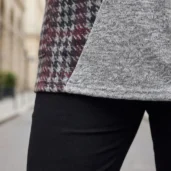 Sweter damski Bluzka sweterkowa z kominem w pepitkę, zbliżenie na dół swetra i kieszeń.