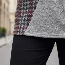 Sweter damski Bluzka sweterkowa z kominem w pepitkę, zbliżenie na dół swetra i kieszeń.