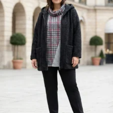 Sweter damski Bluzka sweterkowa z kominem w pepitkę, widoczny pod okryciem wierzchnim.