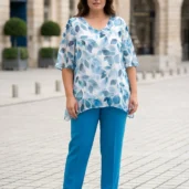 Tunika damska Elegancka dwuwarstwowa w niebieskie liście, widok z przodu, prezentująca luźny krój.