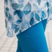 Tunika damska Elegancka dwuwarstwowa w niebieskie liście, zbliżenie na asymetryczny dół i dwuwarstwową